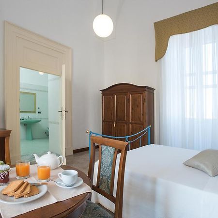 Palazzo Scarciglia - Dimora D'Epoca Bed & Breakfast มิแนร์วิโนดิเลชเช ภายนอก รูปภาพ