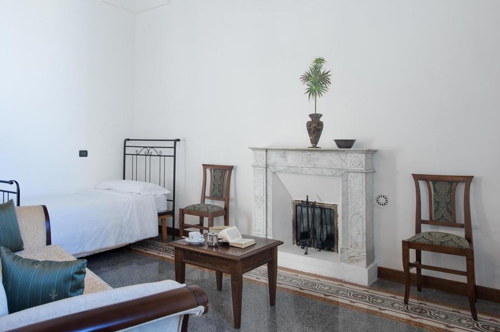 Palazzo Scarciglia - Dimora D'Epoca Bed & Breakfast มิแนร์วิโนดิเลชเช ห้อง รูปภาพ