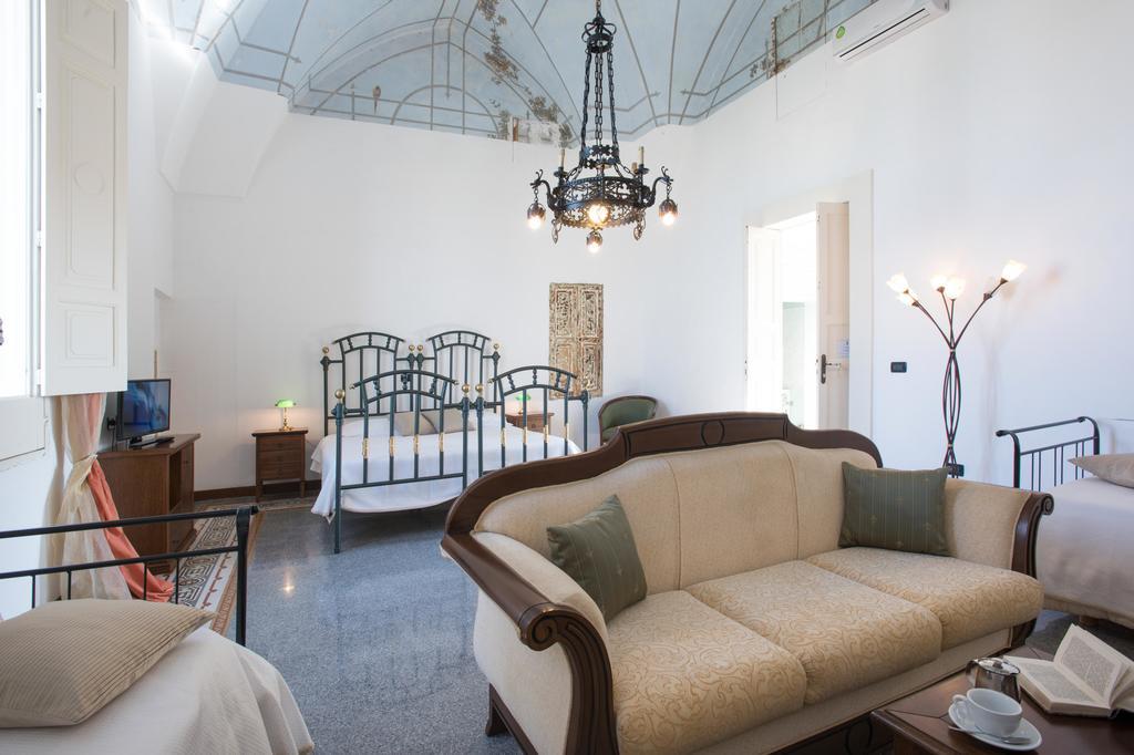 Palazzo Scarciglia - Dimora D'Epoca Bed & Breakfast มิแนร์วิโนดิเลชเช ห้อง รูปภาพ