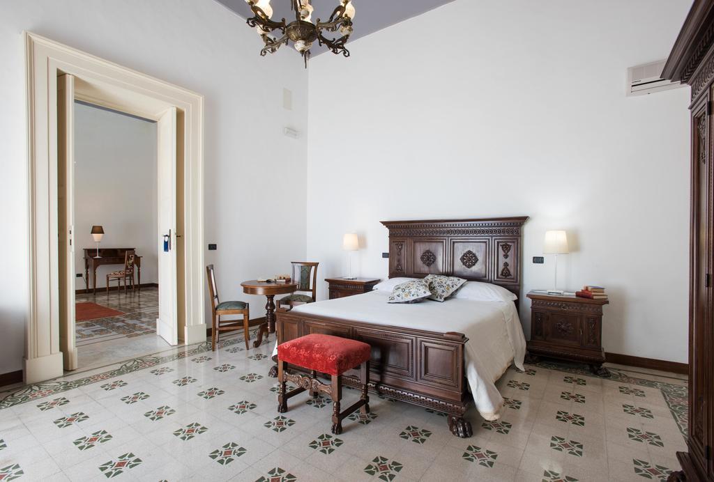 Palazzo Scarciglia - Dimora D'Epoca Bed & Breakfast มิแนร์วิโนดิเลชเช ภายนอก รูปภาพ