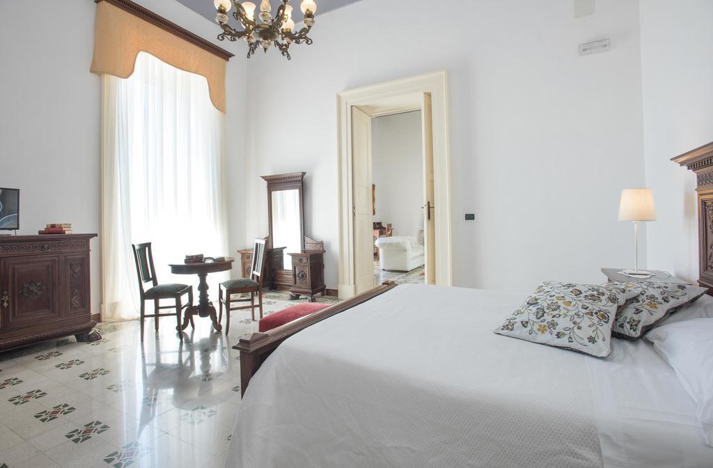 Palazzo Scarciglia - Dimora D'Epoca Bed & Breakfast มิแนร์วิโนดิเลชเช ภายนอก รูปภาพ