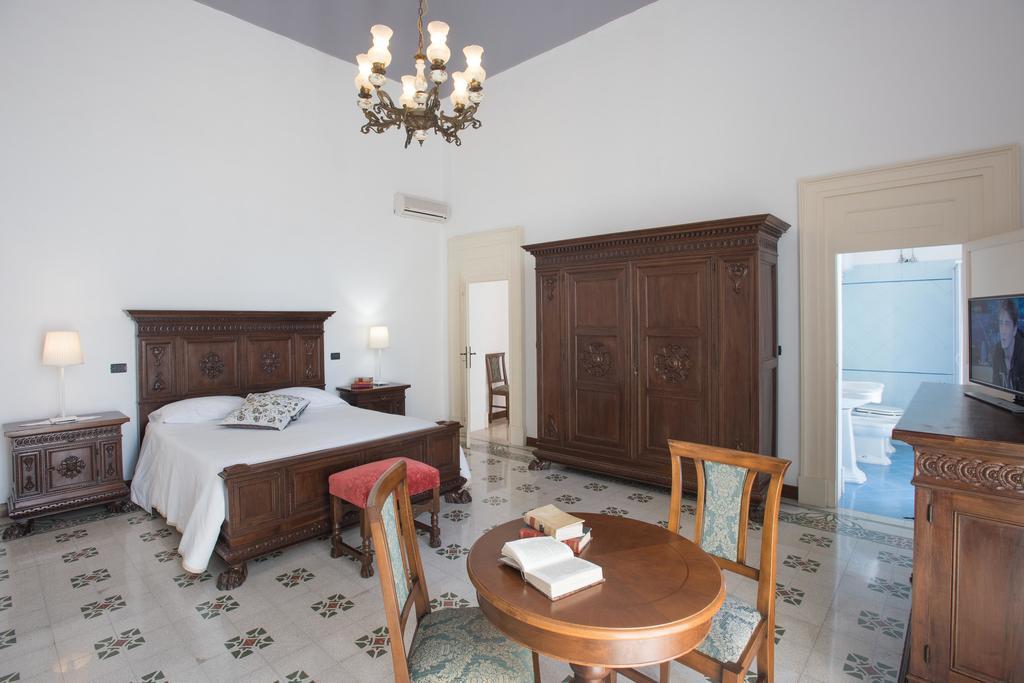 Palazzo Scarciglia - Dimora D'Epoca Bed & Breakfast มิแนร์วิโนดิเลชเช ภายนอก รูปภาพ