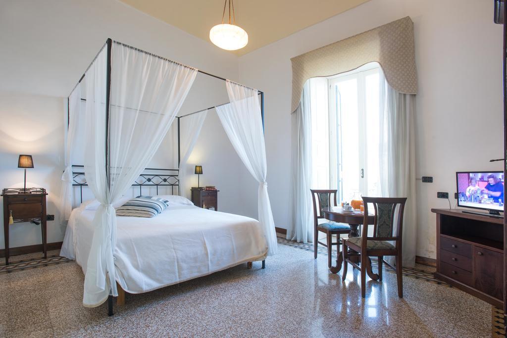 Palazzo Scarciglia - Dimora D'Epoca Bed & Breakfast มิแนร์วิโนดิเลชเช ห้อง รูปภาพ
