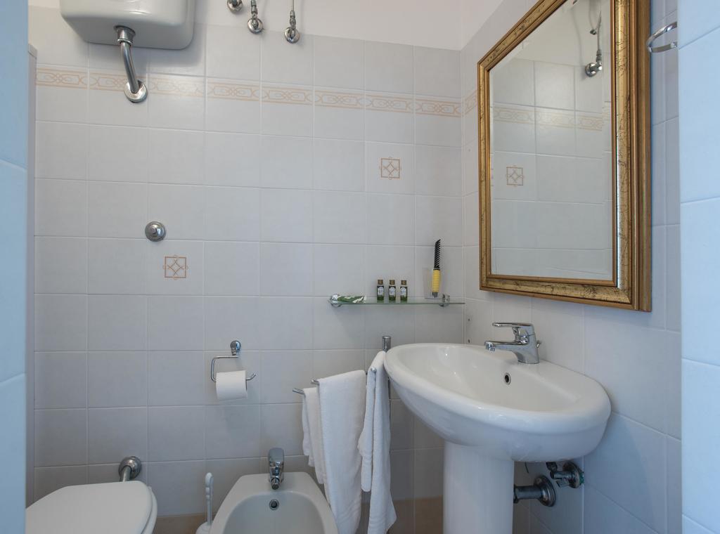 Palazzo Scarciglia - Dimora D'Epoca Bed & Breakfast มิแนร์วิโนดิเลชเช ห้อง รูปภาพ