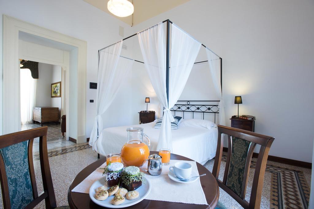 Palazzo Scarciglia - Dimora D'Epoca Bed & Breakfast มิแนร์วิโนดิเลชเช ภายนอก รูปภาพ