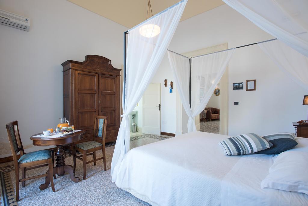 Palazzo Scarciglia - Dimora D'Epoca Bed & Breakfast มิแนร์วิโนดิเลชเช ภายนอก รูปภาพ