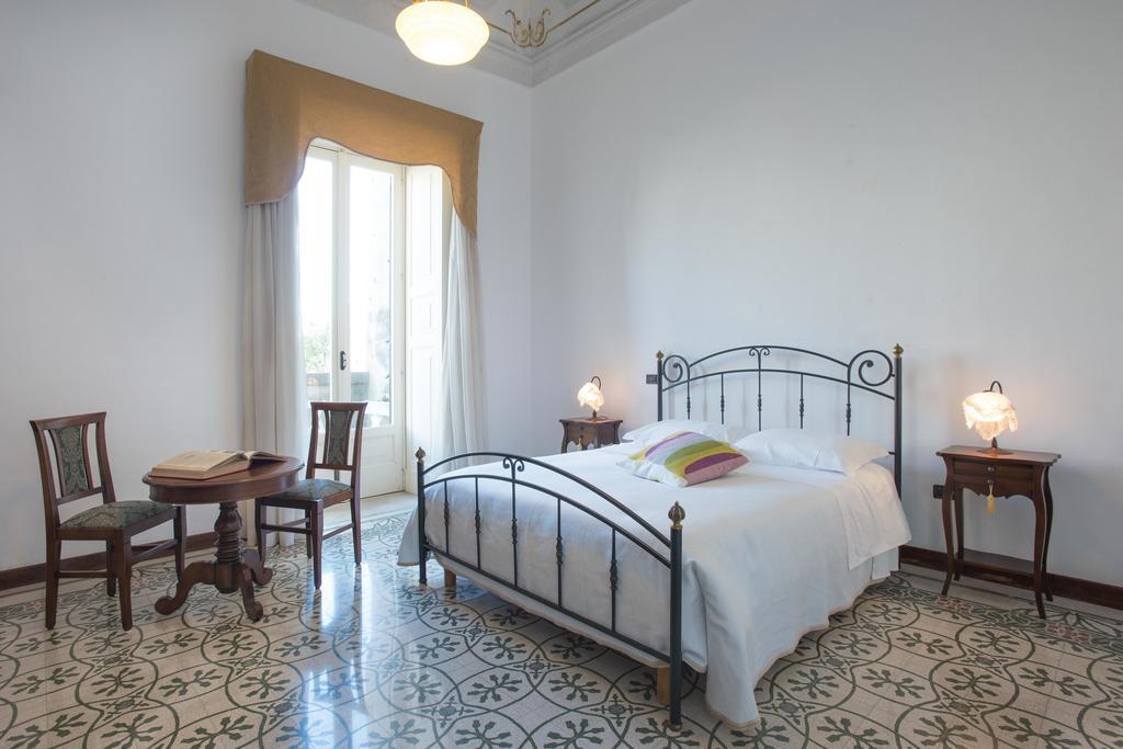 Palazzo Scarciglia - Dimora D'Epoca Bed & Breakfast มิแนร์วิโนดิเลชเช ภายนอก รูปภาพ