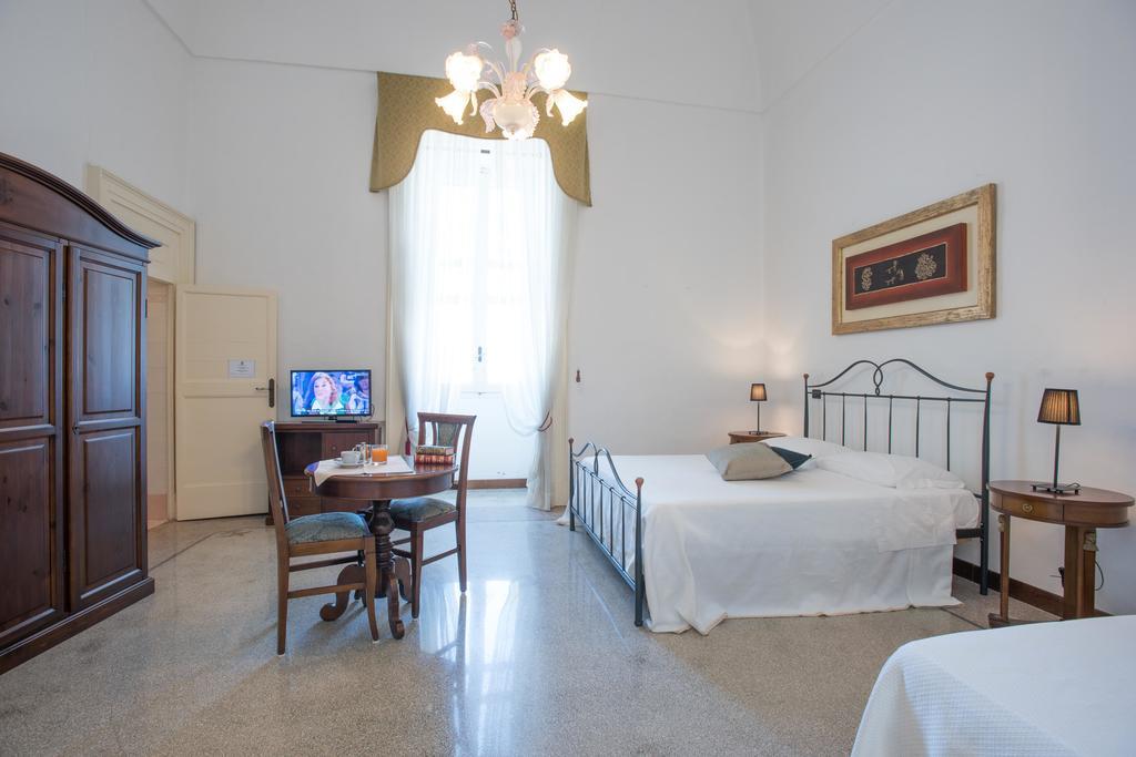 Palazzo Scarciglia - Dimora D'Epoca Bed & Breakfast มิแนร์วิโนดิเลชเช ห้อง รูปภาพ
