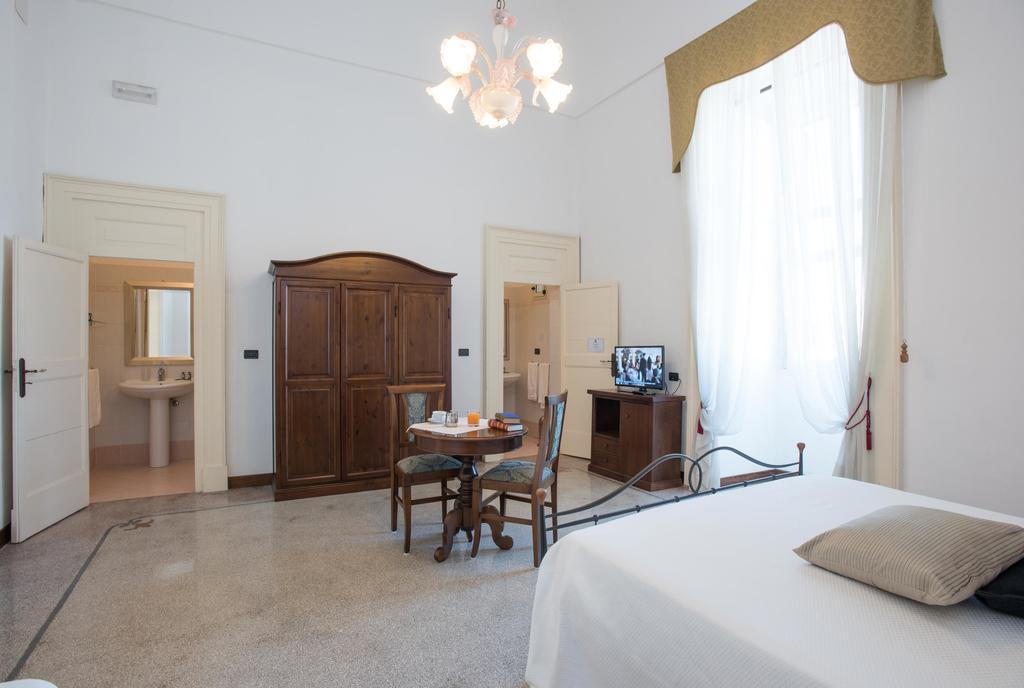 Palazzo Scarciglia - Dimora D'Epoca Bed & Breakfast มิแนร์วิโนดิเลชเช ห้อง รูปภาพ