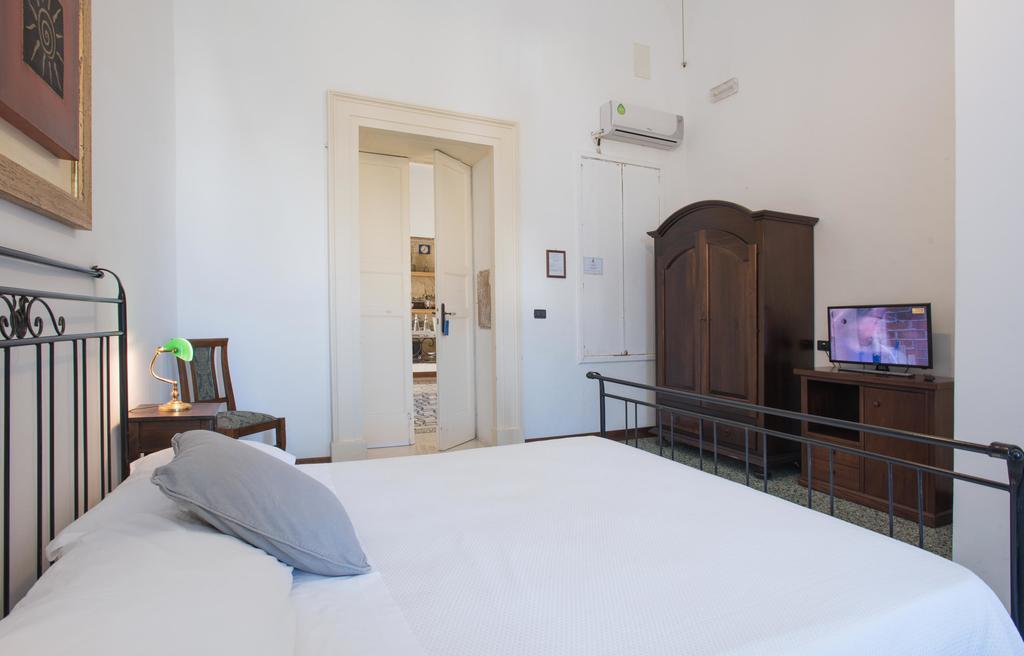 Palazzo Scarciglia - Dimora D'Epoca Bed & Breakfast มิแนร์วิโนดิเลชเช ห้อง รูปภาพ
