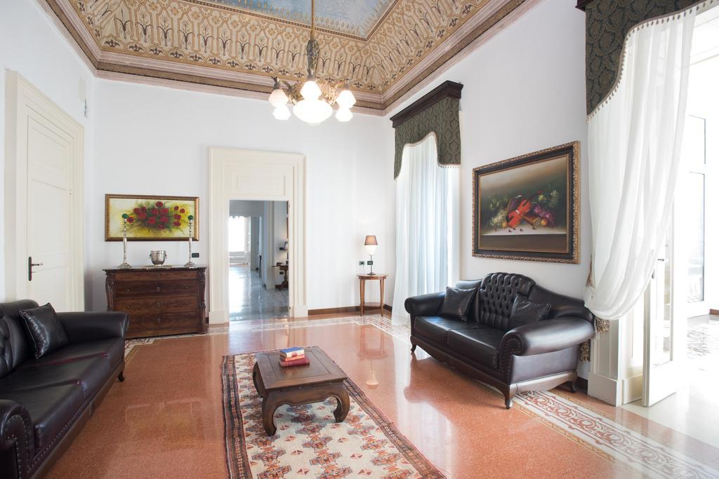 Palazzo Scarciglia - Dimora D'Epoca Bed & Breakfast มิแนร์วิโนดิเลชเช ภายนอก รูปภาพ