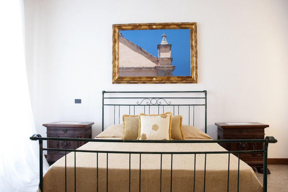 Palazzo Scarciglia - Dimora D'Epoca Bed & Breakfast มิแนร์วิโนดิเลชเช ภายนอก รูปภาพ