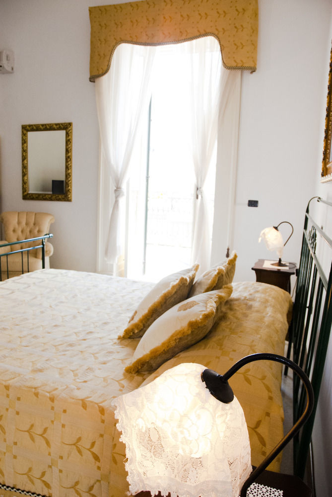 Palazzo Scarciglia - Dimora D'Epoca Bed & Breakfast มิแนร์วิโนดิเลชเช ภายนอก รูปภาพ