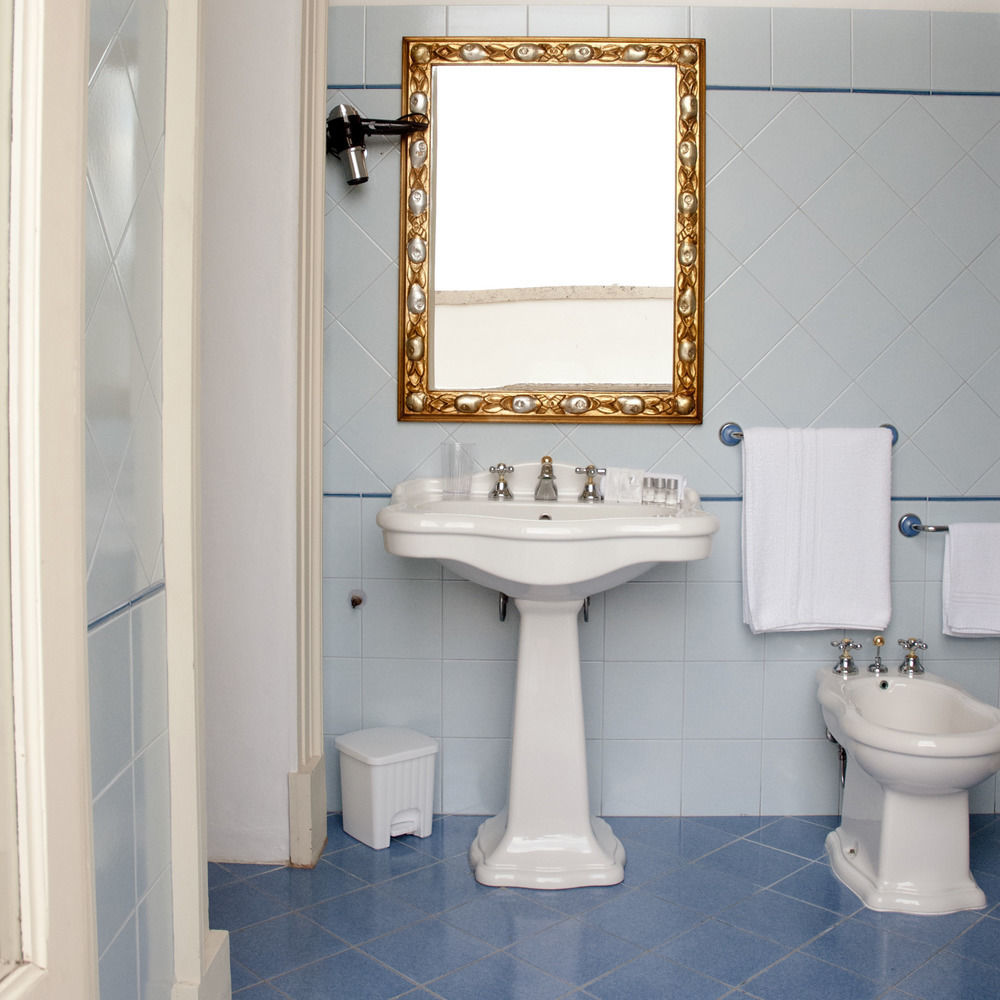 Palazzo Scarciglia - Dimora D'Epoca Bed & Breakfast มิแนร์วิโนดิเลชเช ภายนอก รูปภาพ